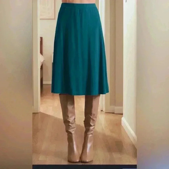 dressbarn skirt size 4 in very good condition very soft - Picture 2 of 10